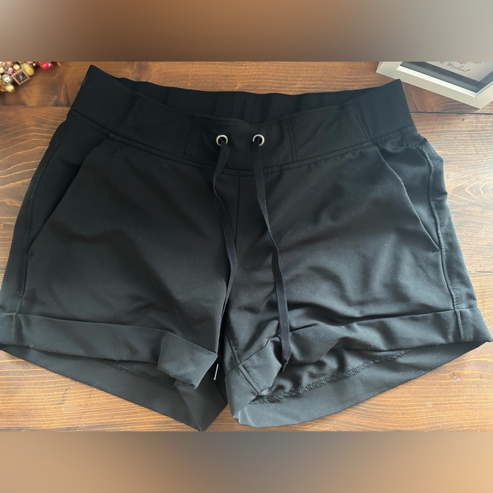 Black Women's Athleta Midtown Shorts